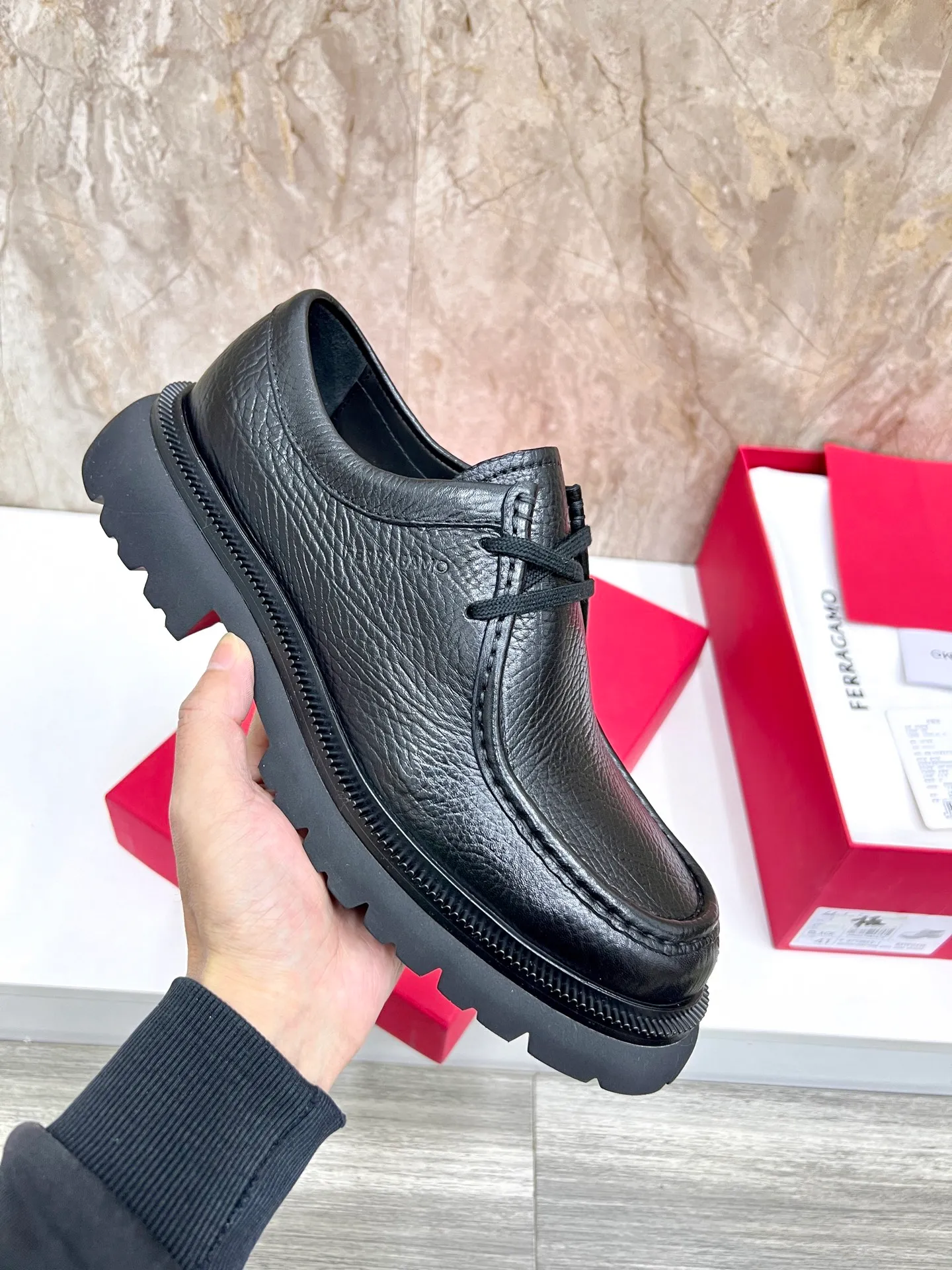 Original quality P780 Brand: Ferragamo Standard code: Men's code 39.40.41.42.43.44 Grade: Same style as the official website High-quality men's shoes Material: Customized first-layer calfskin with water-dyed cowhide lining Cowhide tiptoe Original non-slip and wear-resistant rubber outsole Style category: Men's formal business leather shoes are young and fashionable European and American trends British style Casual matching Comfortable feet Color: actual picture